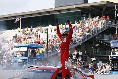 Kyle Busch "varre" Indianápolis pelo segundo ano consecutivo