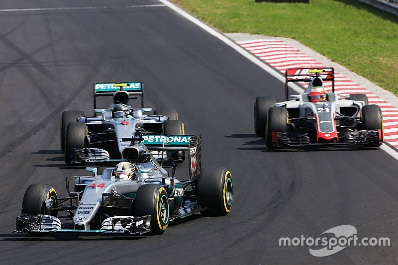 Lewis Hamilton, Mercedes AMG F1 W07 Hybrid; Nico Rosberg, Mercedes AMG F1 W07 Hybrid