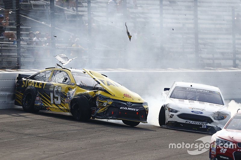 Crash: Carl Edwards, Joe Gibbs Racing, Toyota