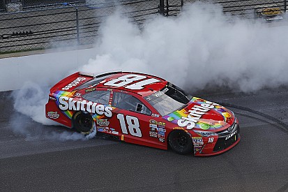 Kyle Busch vince la Brickyard 400 nel dominio Joe Gibbs Racing