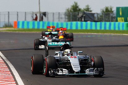 Mercedes ontkent dat Hamilton langzamer reed om Rosberg dwars te zitten