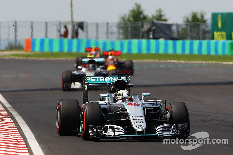 Wolff asegura que Hamilton no frenó a Rosberg para que llegara Ricciardo