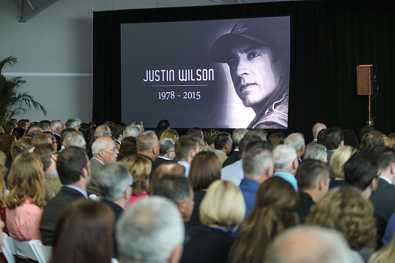 Snetterton nombra curva en honor a Justin Wilson