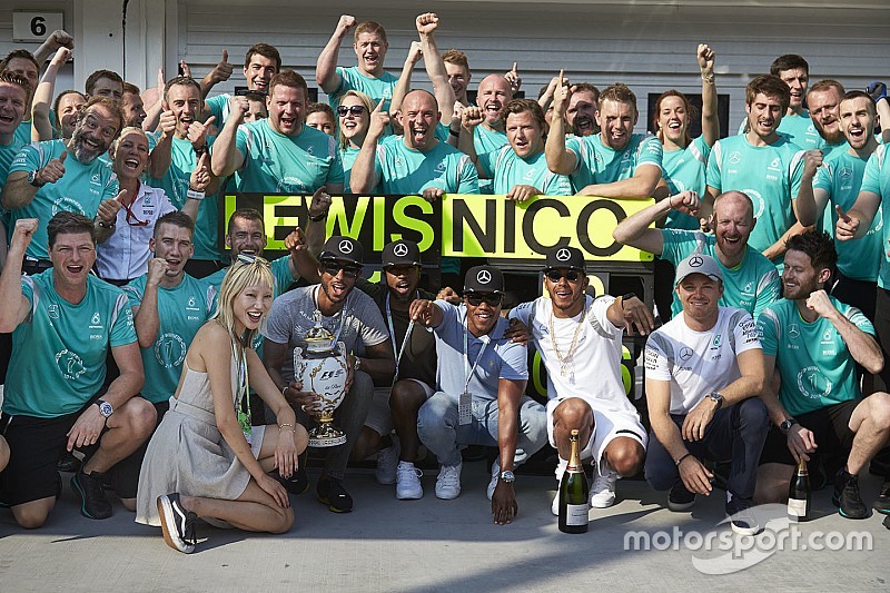 Ganador, Lewis Hamilton, Mercedes AMG F1 Team, segundo, Nico Rosberg, Mercedes AMG F1 Team celebra c