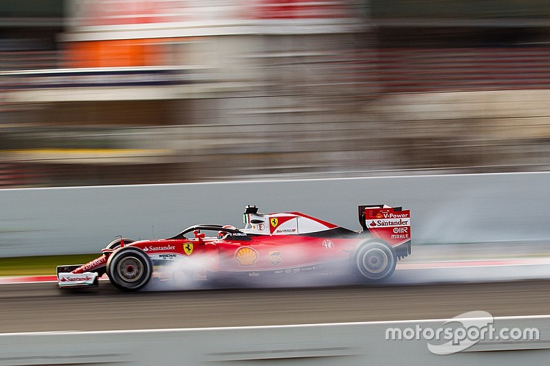 Kimi Raikkonen, Ferrari SF16-H, running the Halo cockpit cover, locks up under braking