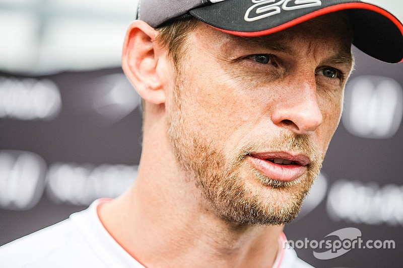 Button é levado a hospital após treinos livres