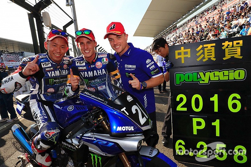 Ganadores de la pole #21 Yamaha Factory Racing Team: Katsuyuki Nakasuga, Pol Espargaró, Alex Lowes