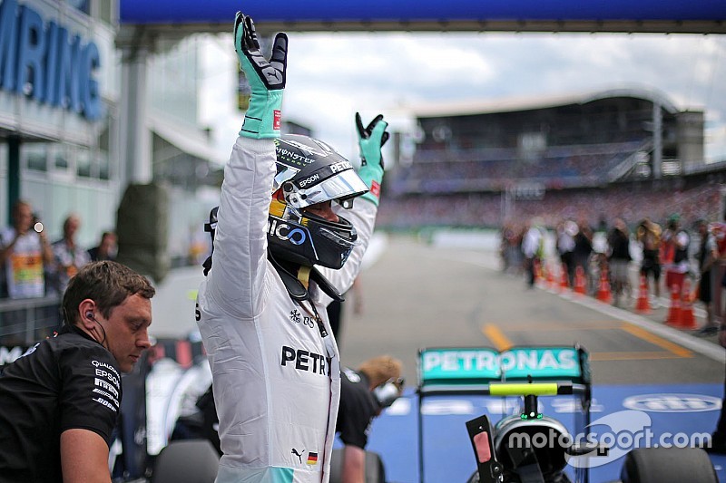 Le poleman Nico Rosberg, Mercedes AMG F1