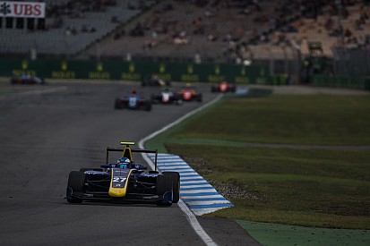 Hughes ganó y Albon perdió el liderato tras un acccidente
