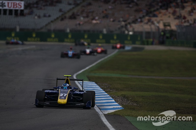 Hughes ganó y Albon perdió el liderato tras un acccidente