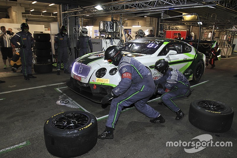 Pit stop #8 Bentley Team M-Sport, Bentley Continental GT3: Andy Soucek, Wolfgang Reip, Maxime Soulet