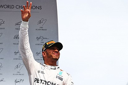 "Vi o copo meio cheio”, diz Hamilton após vitória importante
