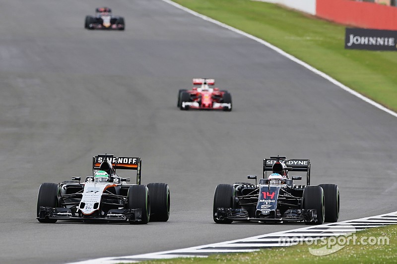 Nico Hulkenberg, Sahara Force India F1 VJM09, et Fernando Alonso, McLaren MP4-31