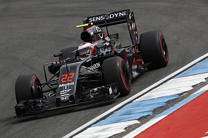 McLaren vai continuar desenvolvendo carro de 2016