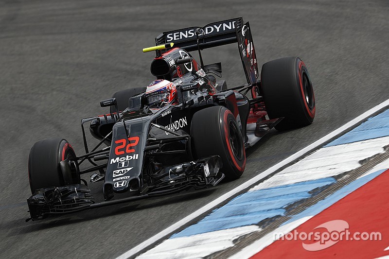 McLaren vai continuar desenvolvendo carro de 2016