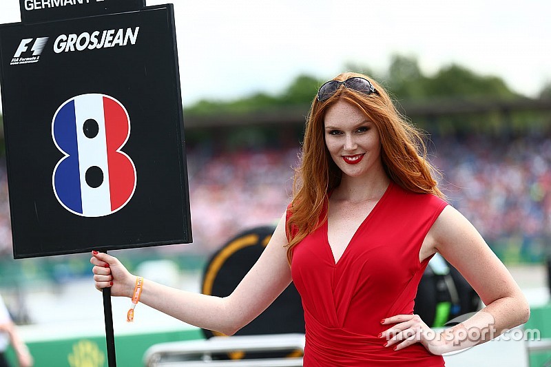 Fotogallery: le grid girl in rosso del GP di Germania