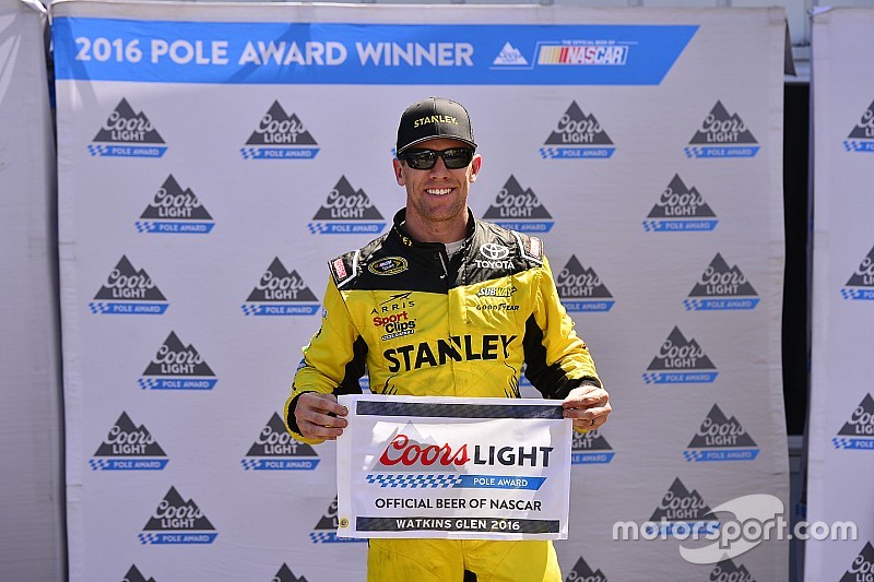 Carl Edwards si impone su Larson e centra la pole a Watkins Glen