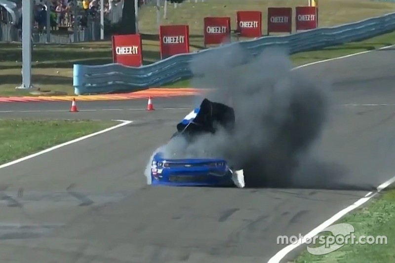 Extraña explosión de un coche en la NASCAR