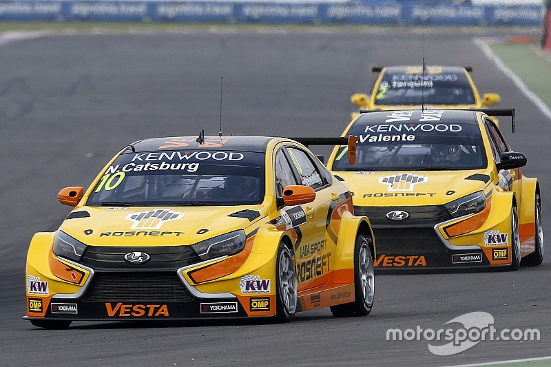 Nicky Catsburg, LADA Sport Rosneft, Lada Vesta, Hugo Valente, LADA Sport Rosneft, Lada Vesta, Gabriele Tarquini, LADA Sport Rosneft, Lada Vesta  en MAC3.