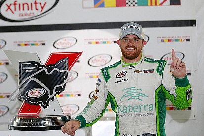 Sob chuva, Justin Marks vence primeira; Nelsinho abandona