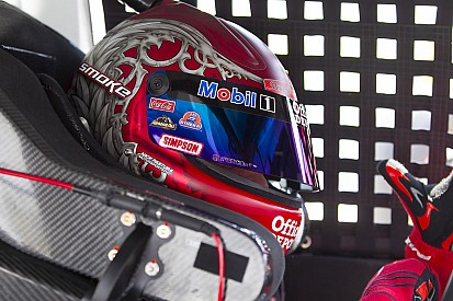 Tony Stewart tenta recuperar capacete jogado em Matt Kenseth