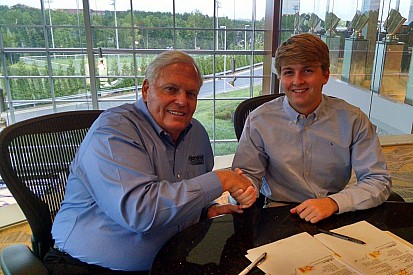 Promessa da NASCAR, Byron assina com Hendrick para 2017