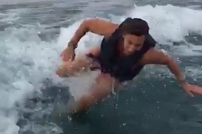 De férias, Simona de Silvestro grava próprio tombo na água