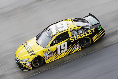 Il Joe Gibbs Racing monopolizza la prima fila con Edwards e Hamlin