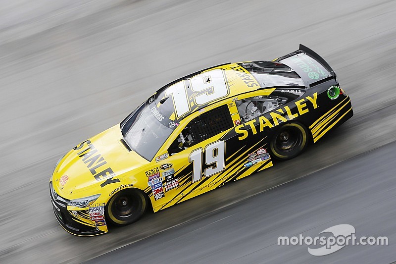 Il Joe Gibbs Racing monopolizza la prima fila con Edwards e Hamlin