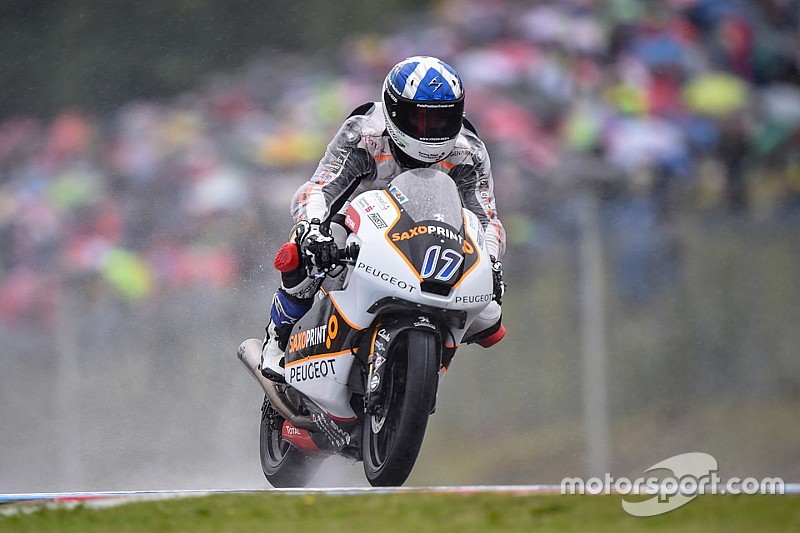 John McPhee schwimmt zum Brno-Moto3-Sieg