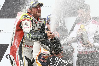 Crutchlow pakt eerste MotoGP-zege op opdrogend Brno