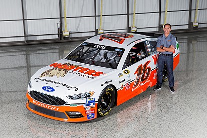 Hooters regresa a NASCAR con diseño retro en auto