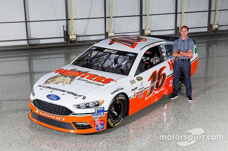 Hooters regresa a NASCAR con diseño retro en auto