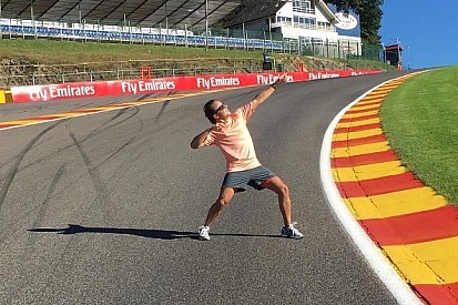 Ainda em clima de Olimpíada, Massa encarna Bolt na Eau Rouge