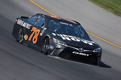 Truex se impone en la primera práctica en Michigan