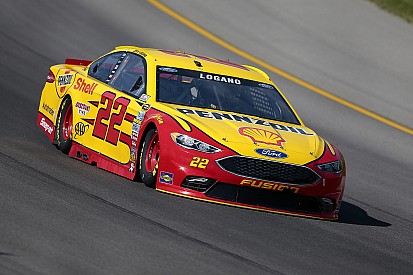 Vencedor da primeira prova, Logano é pole em Michigan