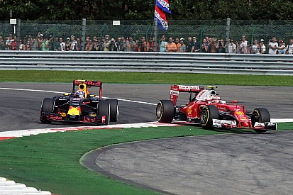 Verstappen: "L'incidente? Colpa delle Ferrari". Kimi: "Max scorretto"