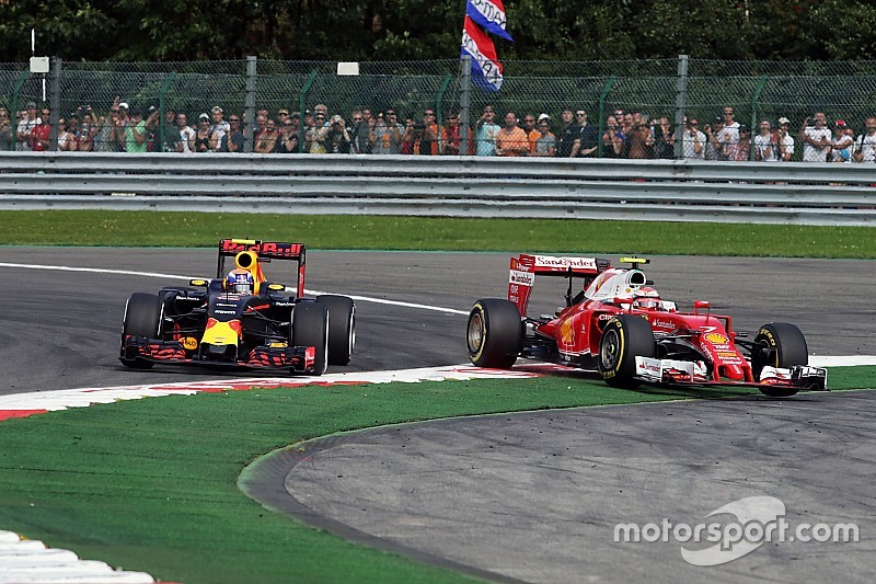 Verstappen: "L'incidente? Colpa delle Ferrari". Kimi: "Max scorretto"