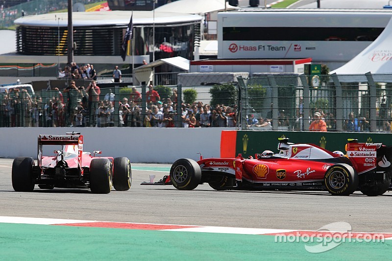 Sebastian Vettel, Ferrari SF16-H va in testacoda accanto al compagno di squadra Kimi Raikkonen, Ferr