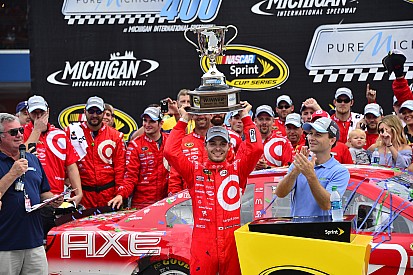 Kyle Larson suma su primera victoria en Copa Sprint
