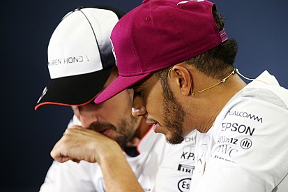 Hamilton: não ter Alonso na F1 em 2018 "seria uma lástima”
