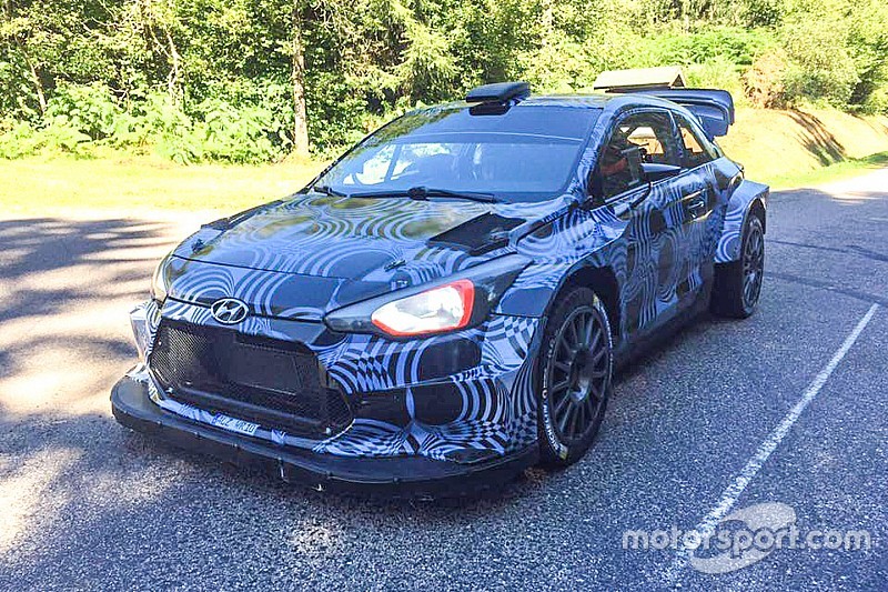 La Hyundai i20 WRC 2017 a fait ses débuts sur asphalte