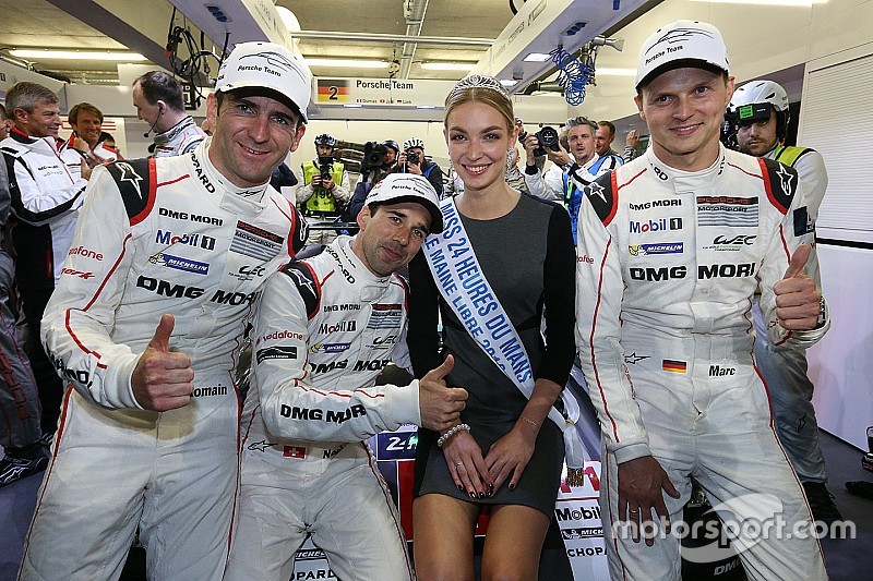 Polesitters #2 Porsche Team Porsche 919 Hybrid: Romain Dumas, Neel Jani, Marc Lieb bersama Miss 24 Heures du Mans