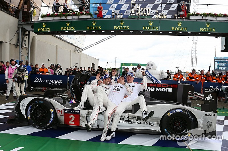 Para pemenang lomba #2 Porsche Team Porsche 919 Hybrid: Romain Dumas, Neel Jani, Marc Lieb