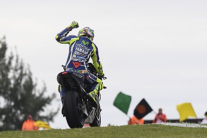 Vencedor em 2015, Rossi chega à Inglaterra com novidades