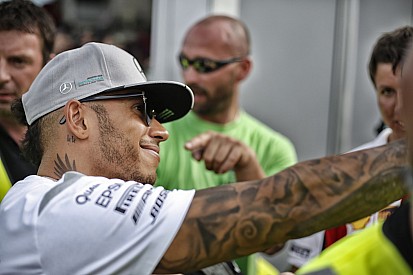 Lewis Hamilton, a Forma-1-es „partiállat” – vajon mi áll mögötte?