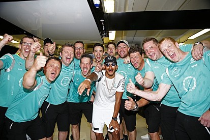 Már Hamilton vezet és Raikkönen elvesztette a harmadik helyét: ég a Ferrari