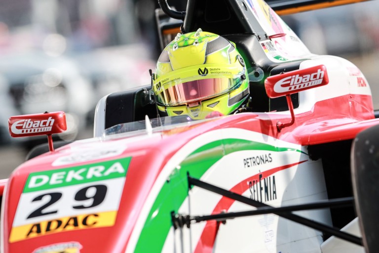 Újabb rajtelsőség Mick Schumacher neve mellett