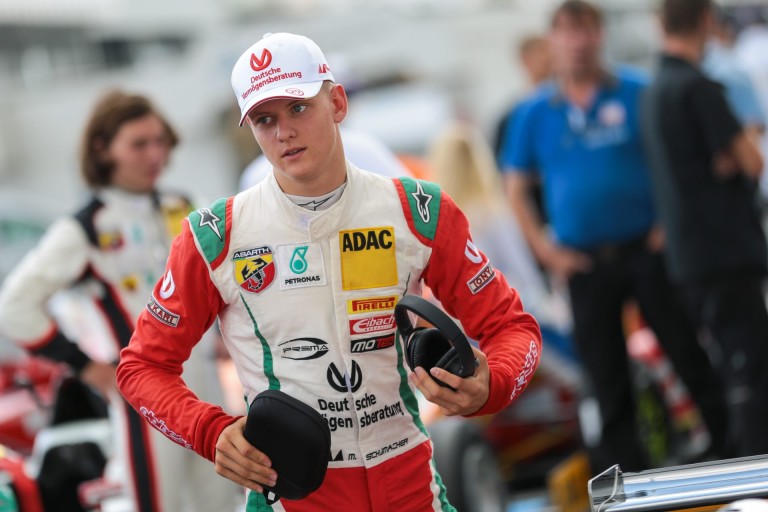 Mick Schumacher-parádé és győzelem a Nürburgringen az első versenyen