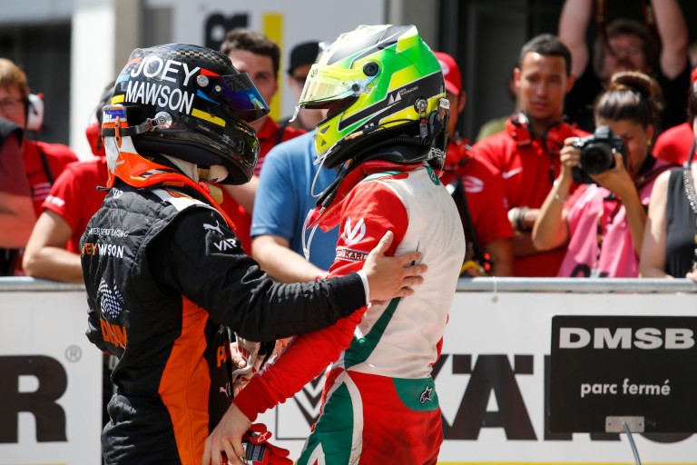 Mick Schumacher újabb csodálatos sikere: 10. helyről jött fel a dobogó második fokára